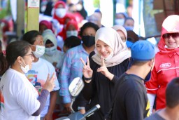 Door to Door, Ipuk Fiestiandani Dapat Sambutan Meriah dari Warga