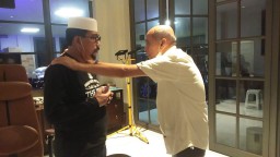 Habib Hasan Mulachela Beri Kopiah Putih ke Machfud Arifin