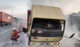 Truk Muat Kertas Terbakar di Tol Banyu Urip