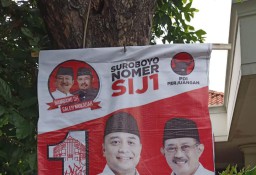Duuh! Banner Erji Dipaku di Pohon Tak Jauh dari Balai Kota Surabaya