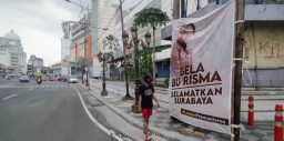Halangi Pejalan Kaki, Baliho 'Bela Risma' di Surabaya Dikeluhkan