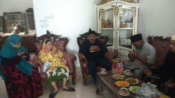 Bu Nyai Sepuh di Surabaya: Machfud Arifin Pantas Jadi Wali Kota