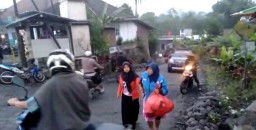 Gunung Semeru Meletus, Ratusan Warga Mulai Mengungsi