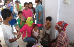 Istri BHS Menangis Dengar Curhatan Penghuni Rusun di Krian