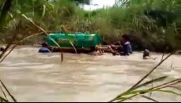 Viral Warga Bawa Keranda Jenazah Terabas Derasnya Arus Sungai di Gresik