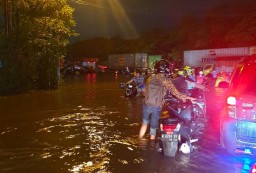 Diguyur Hujan, Suroboyo Banjir Rek!