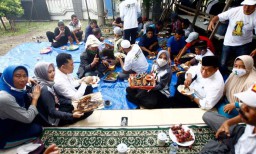 Kompak! BHS-Taufiq Beserta Istri Temui Nelayan Bareng