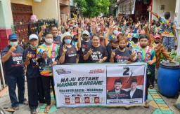 Emak-emak di Gubeng Keliling Kampung Ingatkan Coblos 02