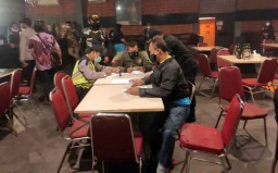 Kafe Planet Rasa Sayang Sememi Surabaya Dirazia, 10 Orang Diamankan