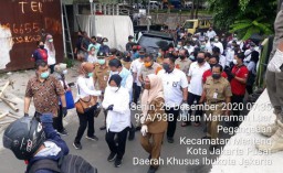 Pria Mirip DR Terlihat di Kegiatan Mensos Tri Rismaharini, Ini Fotonya