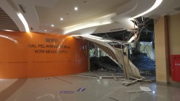 Atap Gedung GMSC Kota Mojokerto Ambruk