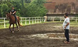22 Tahun Pensiun, Singky Latih Putra Tunggalnya Olahraga Berkuda