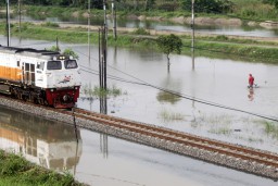 Foto: Jalan Raya Porong yang Menjadi Langganan Banjir