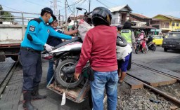 Terobos Palang Pintu di Surabaya, Seorang Biker Tewas Terseret KA