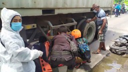 Terlindas Trailer, Emak-emak Pemotor di Surabaya Kritis