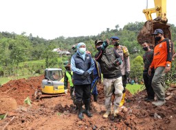 Tinjau Longsor di Nganjuk, Khofifah: Proses Penanganan Berjalan Baik