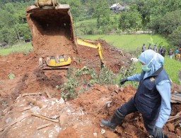 Foto: Gubernur Khofifah Tinjau Longsor di Nganjuk