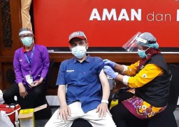 Dampingi Menkes, Khofifah Tinjau Vaksinasi Covid-19 untuk Lansia