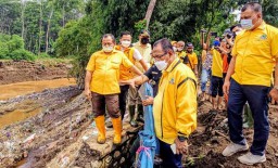 Golkar Beri Bantuan Paket Sembako ke Warga Terdampak Banjir di Probolinggo