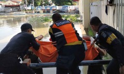 Mayat Pria Misterius Ditemukan Mengapung di Kali Jagir, Diduga Pelaku Jambret