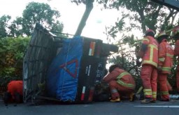 Pikap Angkut Buah Terbalik di Surabaya, Sopir Terjepit
