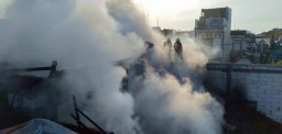 Diawali Suara Ledakan Keras, Rumah yang Dihuni 3 Keluarga di Surabaya Terbakar