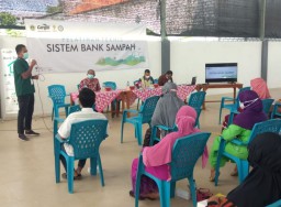 Para Kader Lingkungan di Gresik Dilatih Mengembangkan Bank Sampah