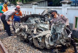 Mobil Escudo Tertabrak KRD hingga Terseret 20 Meter di Lamongan, 2 Orang Tewas