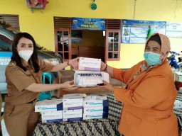 Desa di Lamongan yang Dipimpin Kades Cantik Beri Alat Rapid Antigen ke Bidan