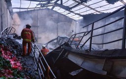 Pabrik Plastik di Surabaya Terbakar, 18 Unit Mobil Damkar Dikerahkan