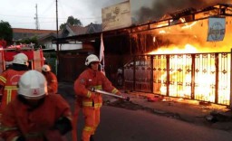 Cafe Brotherhood di Surabaya Terbakar, Mobil Ertiga Turut Dilalap Api