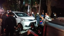 Seruduk Tiga Motor di Surabaya Lalu Kabur, Mobil Avanza Dirusak Warga