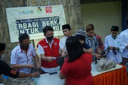 IKA Stikosa-AWS Bareng Gusdurian dan Tionghoa Bagikan Buka Puasa di Surabaya
