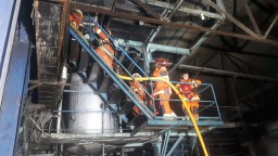 Terdengar Suara Ledakan, Pabrik Minyak Goreng di Surabaya Terbakar