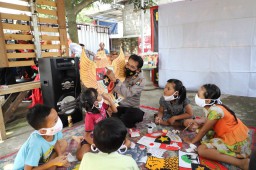 Beri Edukasi Anak-anak, AKP Bowo Wicaksono Jadi Dalang Wayang Bertema Pancasila