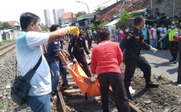 Bocah Perempuan Misterius Tewas Tersambar Kereta di Surabaya
