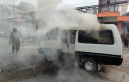 Ditinggal Sopir Istirahat untuk Minum Kopi, Sebuah Bemo Terbakar di Surabaya