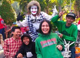 Cowok Cantik Penjual Kopi itu Bikin Orang Lain Penasaran Ketika di Tempat Umum
