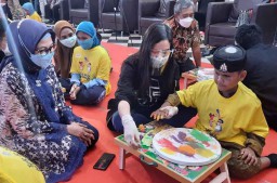 Bantu Penyandang Tunanetra Melukis, Mahasiswa S2 Unair Bikin Cat Beraroma
