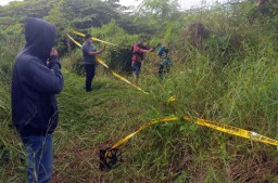 Mayat Pria Misterius Ditemukan Telanjang dan Membusuk di Lahan Kosong Surabaya