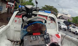 2 Orang Boncengan Motor Tewas Setelah Terjatuh dan Ditabrak Mobil di Surabaya
