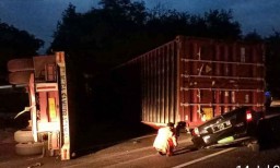 Truk Kontainer Timpa Mobil Daihatsu Sigra di Tol Satelit, Satu Orang Tewas