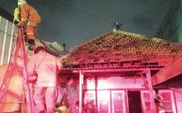 Sebuah Rumah Kontrakan di Surabaya yang Dihuni 4 Keluarga Terbakar