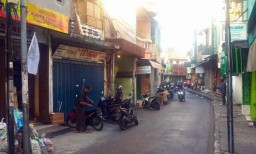 Cerita Dibalik Terpasangnya Bendera Putih di Jalan Sasak Surabaya