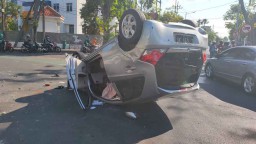 Sopir Diduga Melamun, Brio Tabrak Pembatas Jalan di Surabaya hingga Terbalik