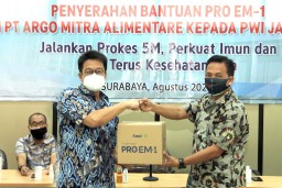 Tangani Covid-19, Produsen Probiotik Bantu Ratusan Botol PRO EM-1 ke PWI Jatim