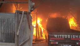 Gudang Kayu dan Cafe Menthok di Surabaya Terbakar, 2 Mobil Pikap Ikut Hangus