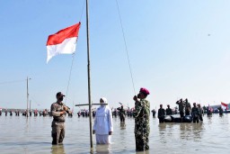 Marinir dan Warga Pesisir Surabaya Gelar Upacara Kemerdekaan ke-76 RI di Pantai