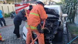 Diduga Gegara Bakar Sampah, Sebuah Mobil di Surabaya Terbakar