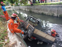 Kaget Hindari Penyeberang Jalan di Surabaya, Sopir Terjunkan Pikap ke Parit